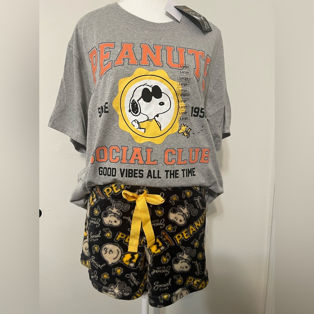 Peanuts Women’s T-Shirt & Shorts Set